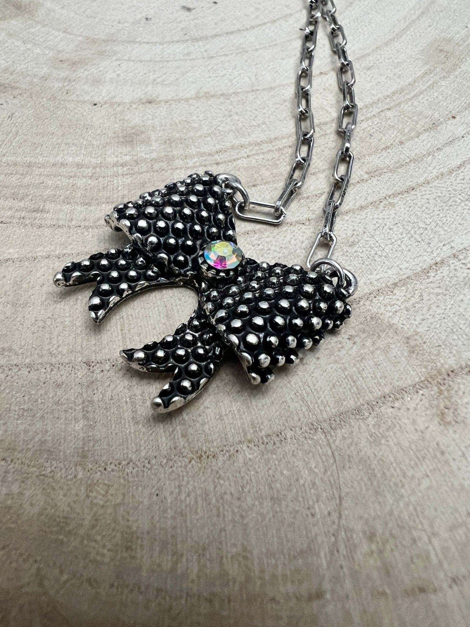 Western Bow Design & Rhinestone Ribbon Necklace - 18 Inch + 3
